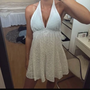 Klänning - Söt vit klänning från Gina Tricot i storlek 34! Köpt för 499 men endast använd en gång💕Öppen rygg!
