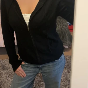 Svart hoodie i kashmir från Davida - Jätte fin kaschmir hoodie ifrån Davida, väldigt sparsamt använd då den varit lite för lång för mig. Tröjan har dragkedja framtill, huva och två fickor. Perfekt för dig som gillar en enkel och stilren look med premiumkänsla.  Stl S men passar bra till M oxå Funkar till både tjejer och killar🤩  Fråga gärna om mer bilder eller om man har några andra funderingar😊