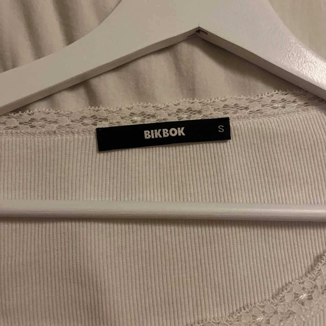 Vit ribbad topp med spets från Bikbok - 1