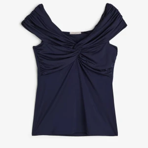 Mörkblå offshoulder topp med twist - Jättefin topp som är slutsåld från h&m 💕😇😇💞💞