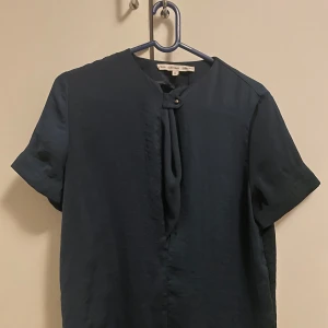 And other stories trendig blus - Säljer en trendig blå blus från and other stories som ej kommer till användning och den är skitsnygg!!