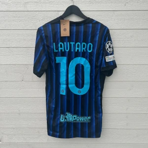 Lautaro Martinez Inter Milan Fotbollströja - Säljer en Inter Milan fotbollströja med Lautaro 10 på ryggen som är helt ny med prislapp 