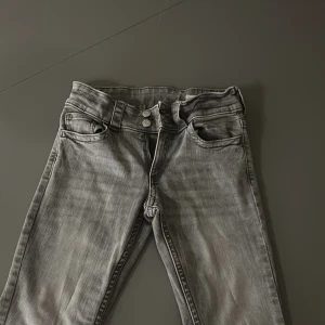 Gråa jeans - Här är ett par gråa jeans från hm i storlek 158 använt 3-4 gånger 