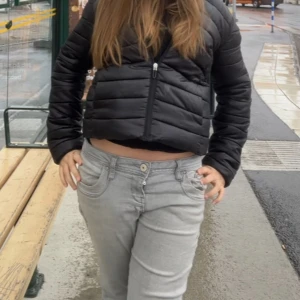 Gråa bootcut jeans från LTB - Säljer ett par skit snygga ljusgrå jeans från LTB i modellen Valerie. Byxorna har klassisk femficksdesign, låg/medel  midja och bootcut-ben. Jeansen är i mjukt denimtyg och har en snygg tvättad look. Perfekta till sneakers eller boots.
