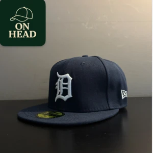 New Era cap - Hej! Säljer en ”Detroit Tigers Authentic On-Field 59FIFTY Navy Fitted” 💥. Kepsen är ”ny utan prislapp”. En kanon keps för hälften av nypriset🤑. Inga skador eller missfärgningar. Kepsen har storleken: 7-1/8- (56.8). Skick: 9/10. Hör gärna av dig med frågor!🧢