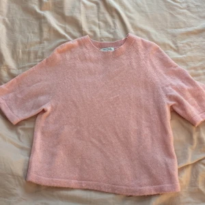 Stickad tshirt - Super fin och knappt använd, jätte fin rosa färg. Skulle säga att den passar både xs och s