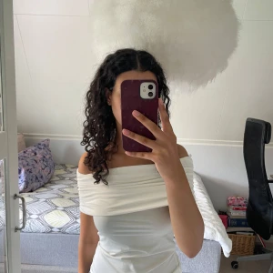 Vit offshoulder topp från H&M  - Säljer en vit offshoulder topp från H&M i storlek S. Perfekt för dig som gillar en stilren och trendig look❣️ Säljer pga ingen användning (prislapp finns kvar).