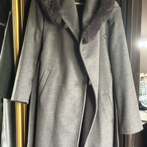 kappa - Sälje denna fina gråa kappan ifrån SANNE ALEXANDRA. Den har även en luva med lite päls på. På sista bilden ser du hur den sitter på! Är i st XS och säljer den för 550kr + frakt 