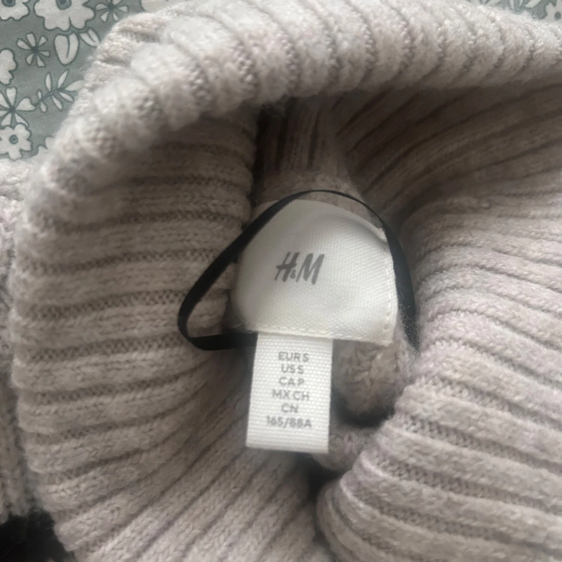 Beige randig stickad tröja - 2