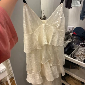 Fin klänning ex studentklänning  - Jätte fin klänning, passar fint till studenten eller något annat festligt tillfälle. Köpt för cirka två år sedan och kommer inte ihåg nypris men de va rätt dyrt. Aldrig använd, lappen är kvar 