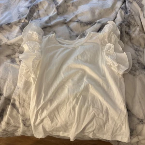 Vit blus med volangärmar - Supersöt vit blus med volangärmar. 