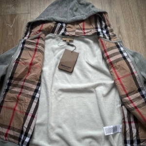 Burberry kofta - Helt ny burberry kofta, storlek M men passar S. Kan sänka pris för snabb affär!!