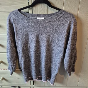 Grå stickad tröja  - Mysig gråmelerad stickad tröja från GAP i storlek XS. 💖💞💓