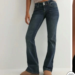 Nelly bootcut jeans - Snygga mörkblå jeans med bootcut passform. Jeansen har dubbla knappar i midjan, är väldigt low waisted. Använt rndast få gånger!❣️😊Köpte som nya för 70€ (699kr)🥰 Går perfekt att posta till Sverige❣️
