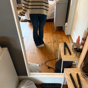 Supersnygga bootcut jeans!! - Säljer mina supersnygga bootcut jeans!! De är i jättebra skick och passar på mig som är 165. Skriv görna om du har frågor!!🌸