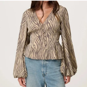 Adoore Blus - Ej använd! Nypris 1095kr