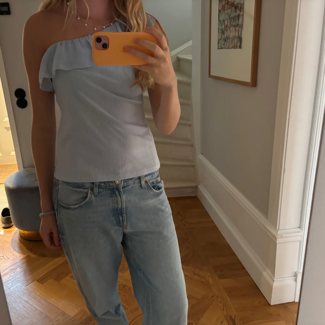 Ljusblå one shoulder volangtopp