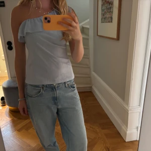 Ljusblå one shoulder volangtopp - så söt ljusblå volangtopp 🪼🪼