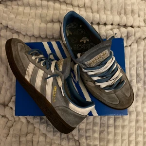 ADISAS SPIZAL - Adidas special skor i blå vit 👟👟…SIZE 8 ..STORLEK 41….tyvärr är boxen inte med har slängt den för länge sen ..köpte skorna på jd sports i mall gallerian 