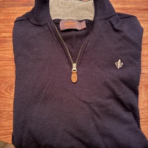 Mörkblå merinoullströja Morris half zip - Snygg mörkblå tröja från Morris i 100% merinoull med half zip. Materialet är fortfarande väldigt mjukt och bekvämt. 