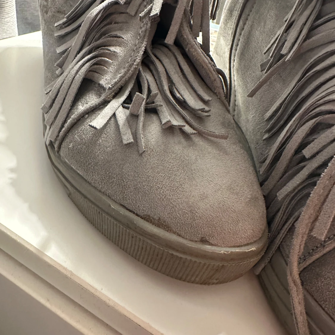 Grå mockaboots med fransar - 3