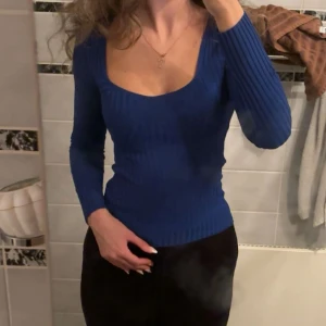 Blå ribbad topp från Gina Tricot - Snygg blå ribbad topp från Gina Tricot med långärmad design. Perfekt för en stilren look, denna topp har en smickrande passform och är tillverkad i ett mjukt material. Endast använd en gång