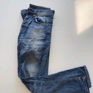 Nudie Jeans Indigo Myth Slim - Tja, säljer dessa feta Nudies, indigo myth storleken är 29W 32L som ni ser på bild 3. Jeansen är i nytt skick, finns INGA defekter!  Modellen är Slim. Skriv för frågor och funderingar! Priset är ej fast