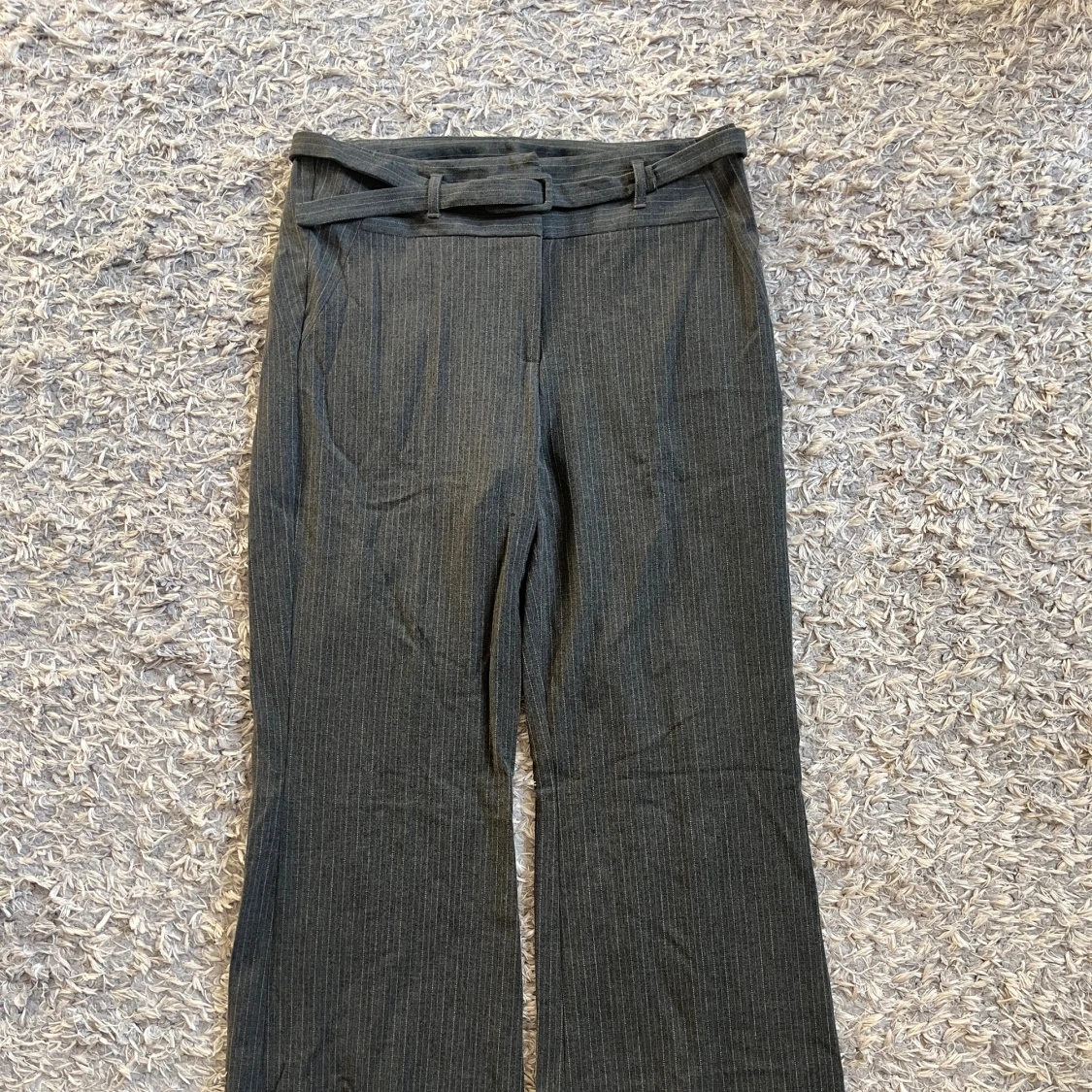 Grå randiga kostymbyxor med bälte - 2