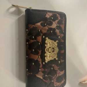 Leopardmönstrad plånbok Juicy Couture - Plånbok från Juicy Couture med leopardmönster i brunt och svart, köpt för 1500.