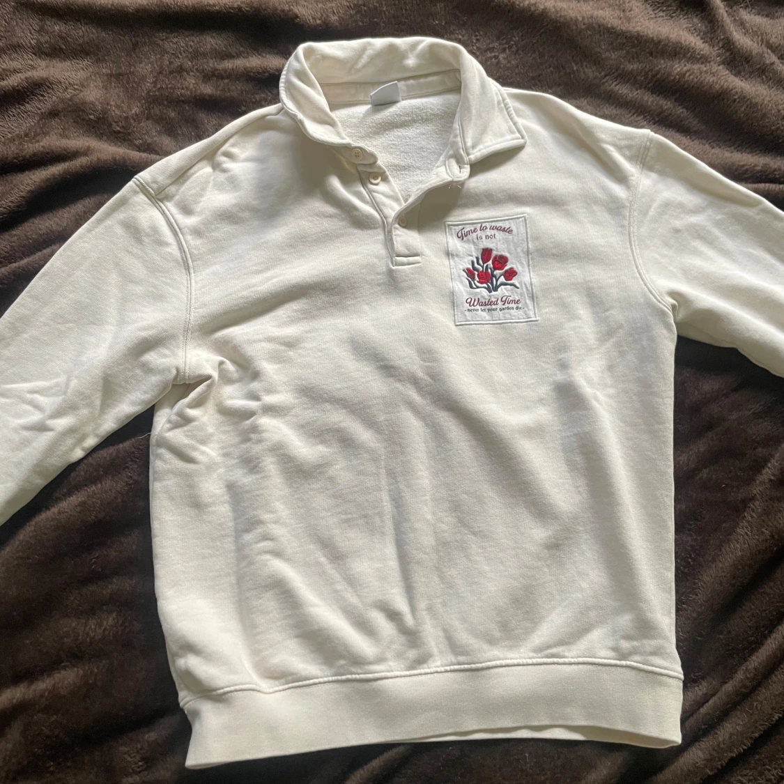 Vit pikétröja med blommor från Zara