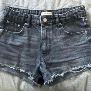 Svarta jeansshorts  - Snygga svarta jeansshorts från Gina Tricot med medelhög midja.🖤🖤🖤