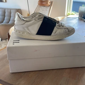 Valentino opens - Snygga blå jeans från Dondup med en klassisk femficksdesign och läderpatch med logga baktill. De har en slim passform och är perfekta för en stilren look. Dragkedja och knapp framtill.