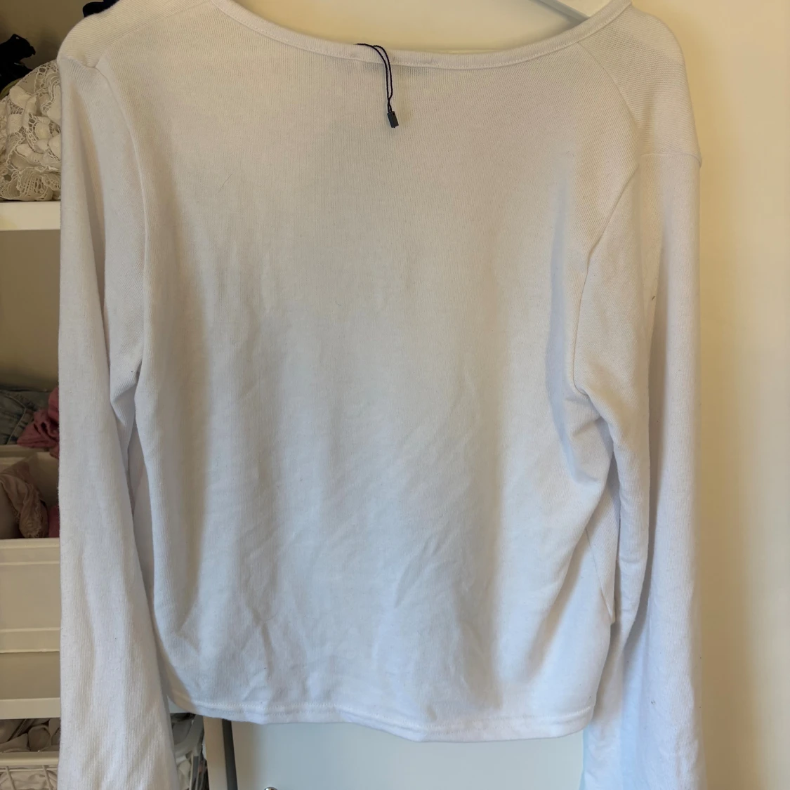 Vit långärmad topp med knyt - 1