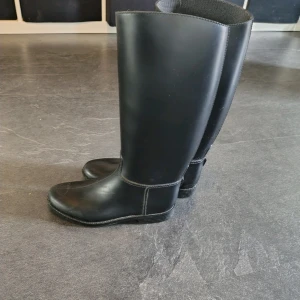 Ridstövlar - Svarta gummi ridstövlar i storlek 34 använda max 2 terminer på ridskola