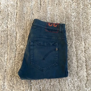 Mörkblå dondup George jeans - Snygga mörkblå jeans från dondup, modellen ör goerge. Ny pris ca 4000kr. Mitt pris 1199! Priset är ej hugget i sten. Hör av dig vid funderingar!