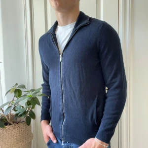 Massimo dutti full zip S  - Massimo dutti full zip S, lite urtvättad. Modellen är 180,75 kg. 🫶