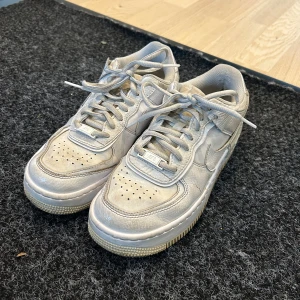 Nike air force shadow - Säljer dessa Nike air force shadow i storlek 37,5💕 Dom är absolut använda men är fortfarande i mycket fint skick! Nypris 1500kr