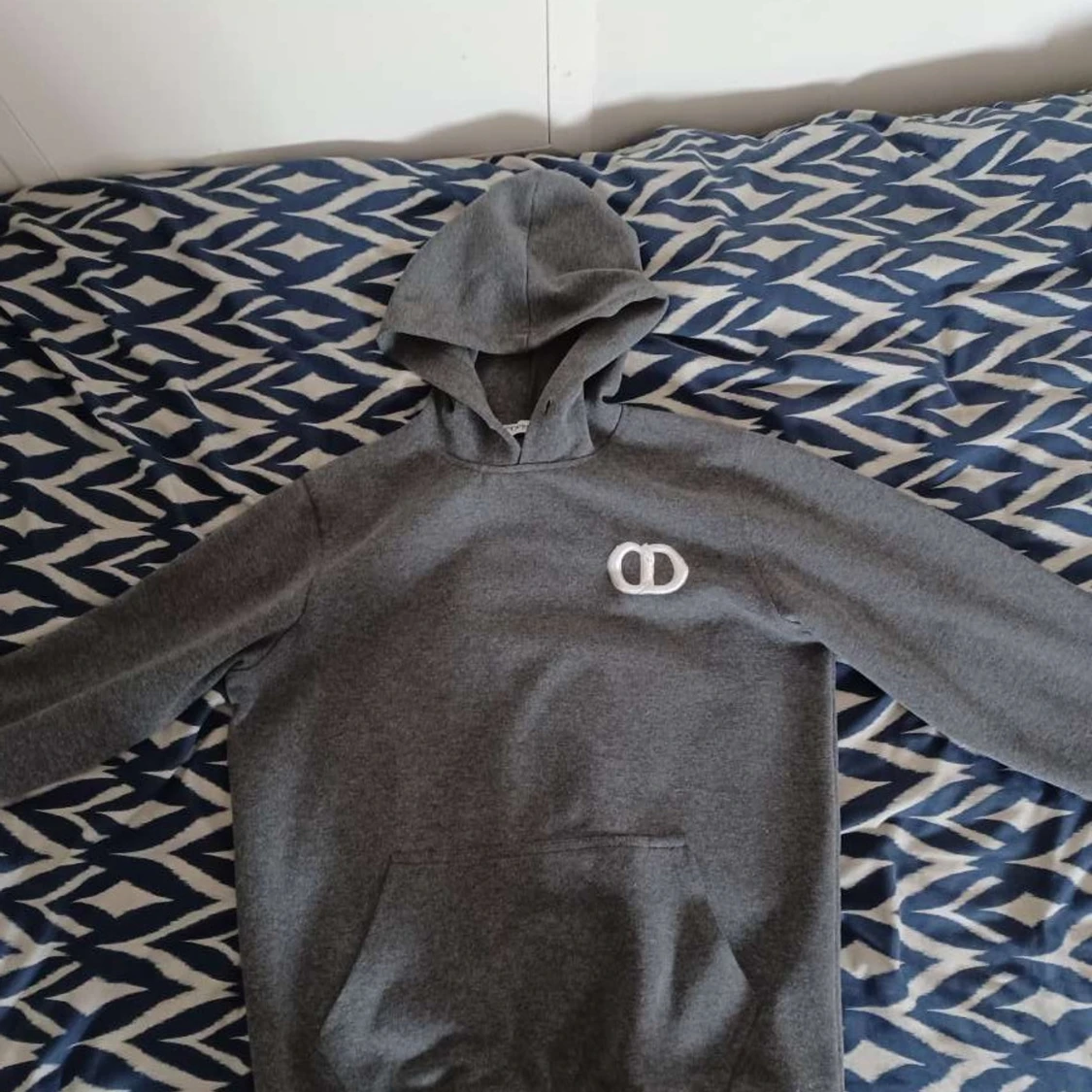 Grå hoodie med broderad logga