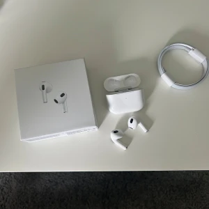 Airpod 3 - Säljer då de inte heller kommer till användning. Helt oanvända! Bvsa!🙌