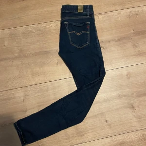 Mörkblåa jeans från Replay - Snygga mörkblåa jeans från Replay. Skick 9/10 bra pass form. Pris kan diskuteras 