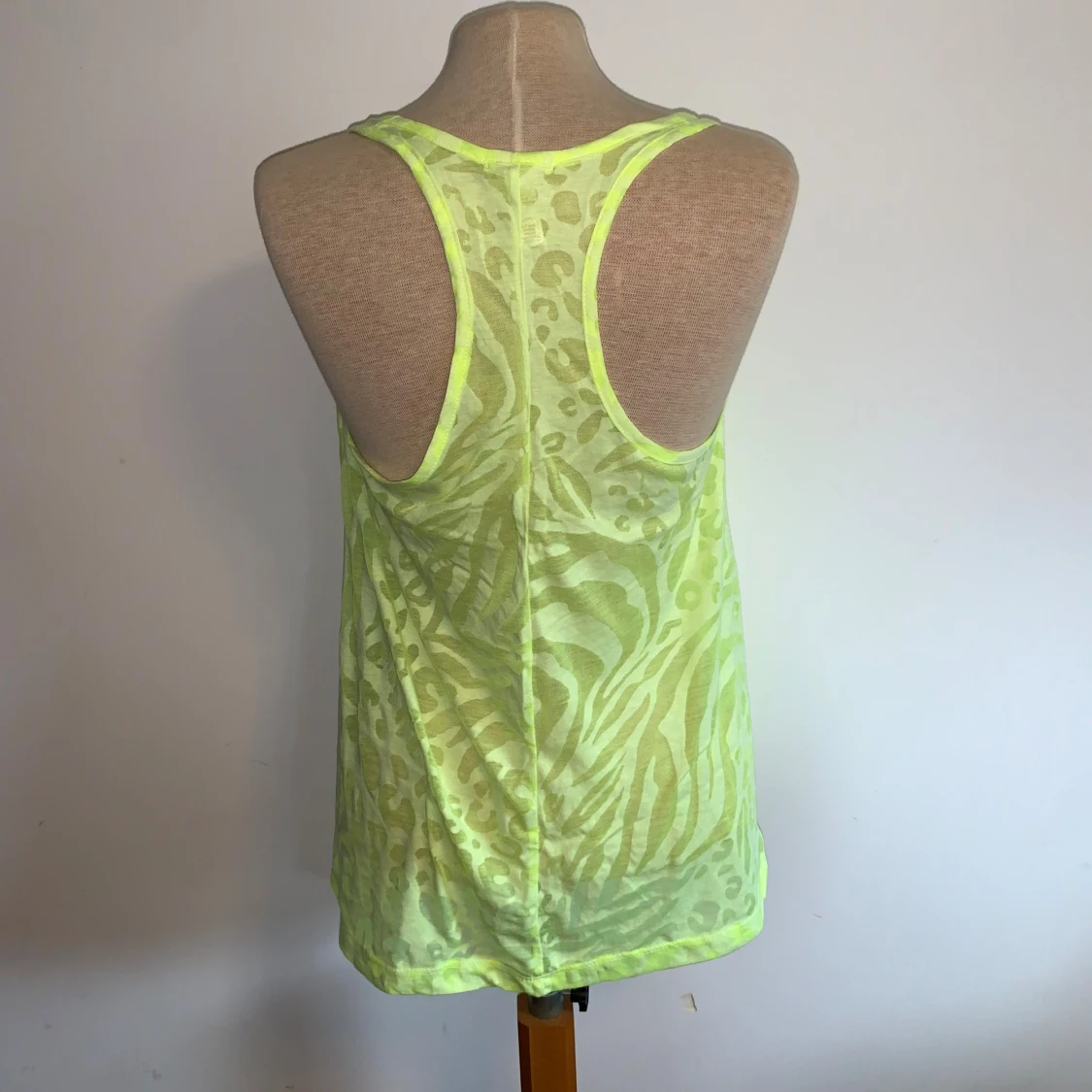 Neonlinnen med djurmönster - 3