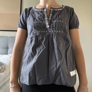 Odd Molly topp - Gullig mörkgrå blus från odd molly. Köpt second hand men i jättefint skick. Tryck inte på KÖP DIREKT utan skriv privat om du är intresserad! 💛