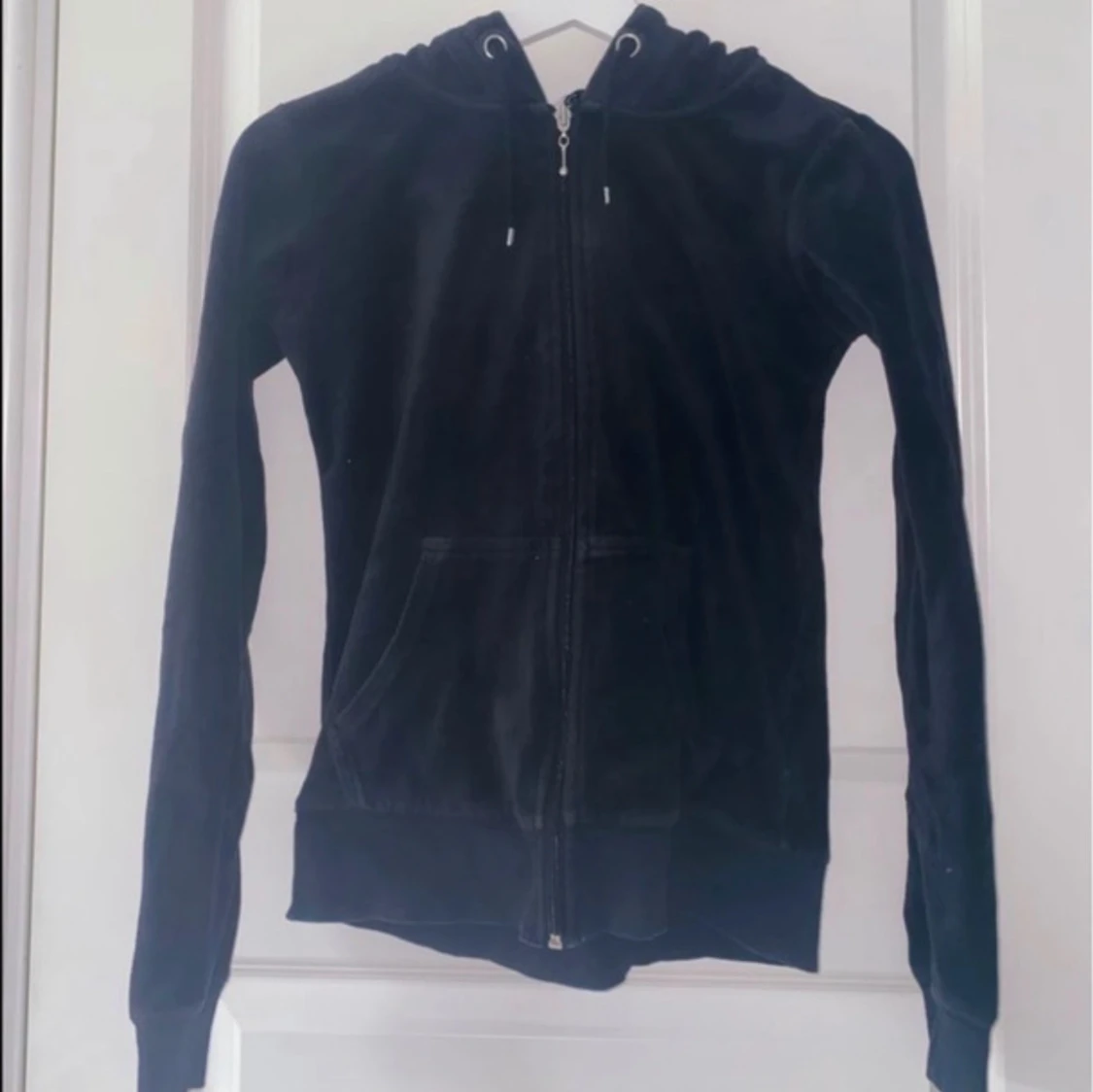 Svart velour hoodie med dragkedja