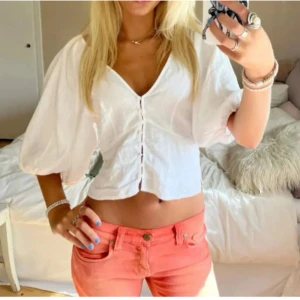 Vit blus med puffärmar från H&M - intressekoll på sötaste vita blusen. Två sista bilderna är mina, resten är lånade av tildeforsling. Ny utan prislapp!!!. Materialet är linne och viskos, så den är sval och skön☺️Väldigt eftertraktad- postar snabbt!