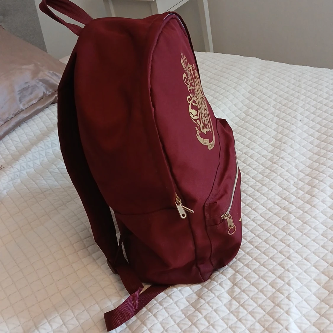 Vinröd Hogwarts ryggsäck med gulddetaljer - 2