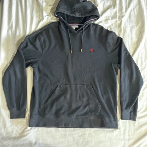 Polo Hoodie - Hoodie ifrån Polo ASSN. Använd men i bra skick.   Storlek: S men funkar som M  Hör gärna av dig för fler bilder eller mer information.