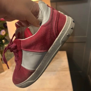 Valentino Flycrews - | Skor från Valentino | Storlek 37 1/2 | Färg: Rosa | Skorna är i mycket fint skick | Alla nitar kvar | Endast skorna följer med vid köp | Skriv innan köp |