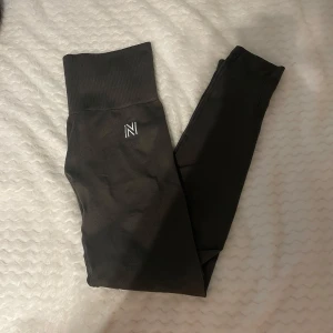 Gym leggings  - Mörkgröna snygga gym leggings i storlek s. Syns att dom är använda pga noppror men annars inga defekter 💓💓(vet inte märket tyvärr men dom är i bra och normal kvalité 😄) 