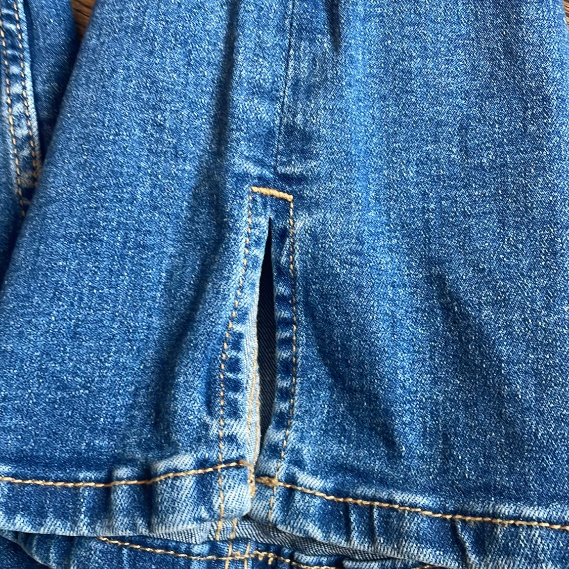 Blå jeans med slits från MNG - 1