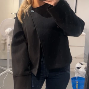 Svart kofta/kappa Gina Tricot - Säljer denna fina kappa/kofta från Gina i storlek Xs🖤Knappen går att öppna ifall man inte vill ha den stängd! Aldrig kommit till användning så den är som ny!🤗🥰